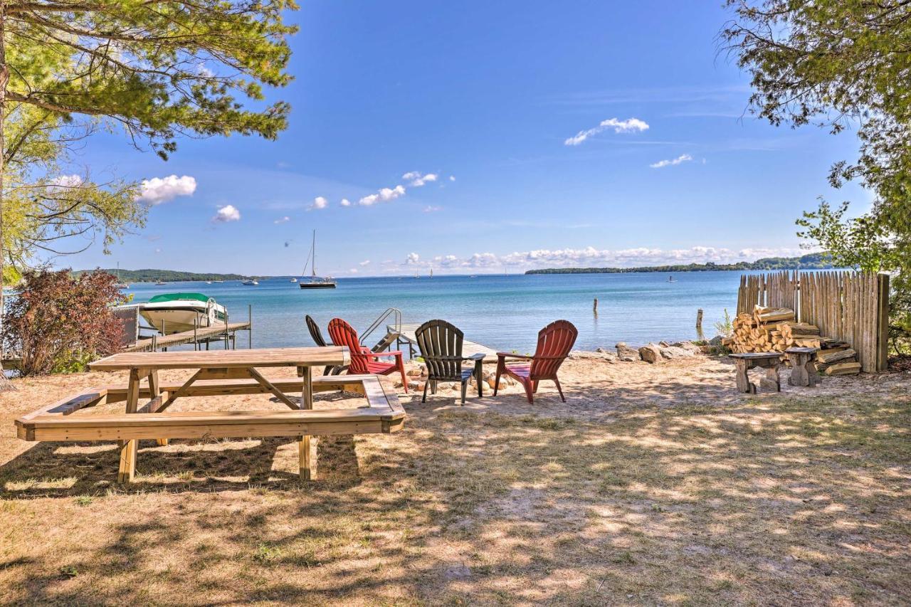 Quaint Studio With Shared Beach Walk To Suttons Bay Extérieur photo