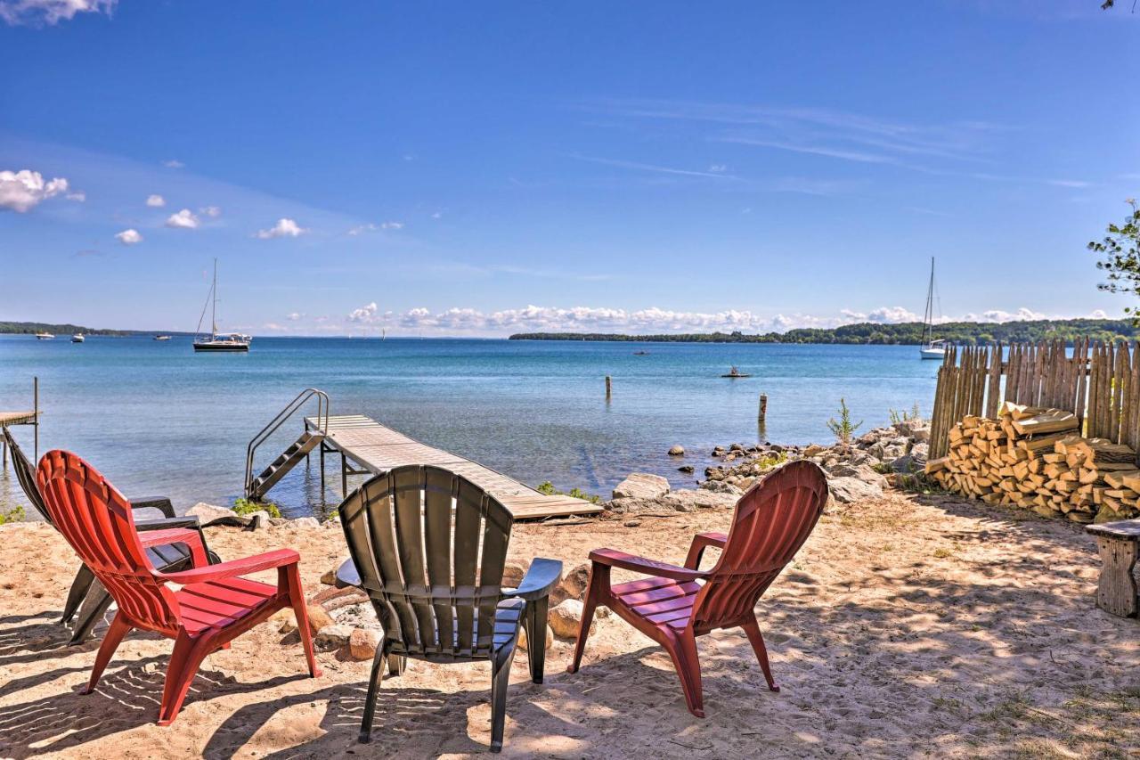 Quaint Studio With Shared Beach Walk To Suttons Bay Extérieur photo